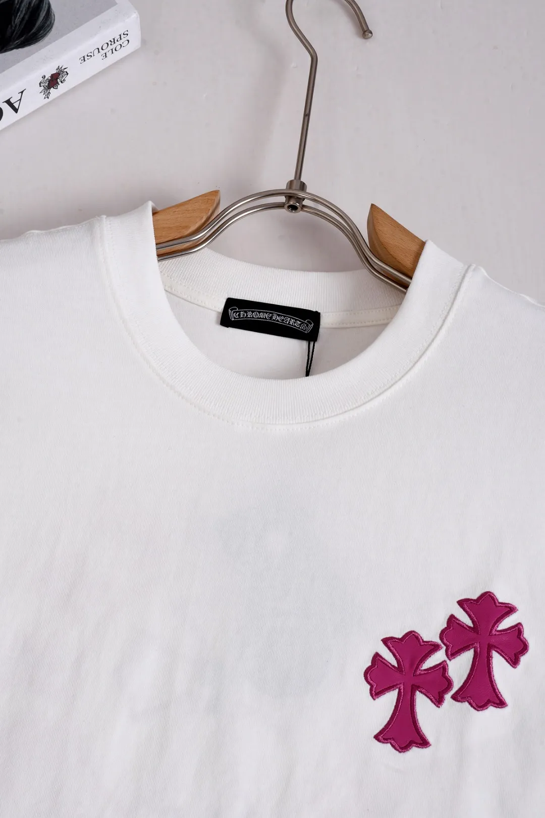 P170 Chrome Hearts CH Cross 26SS New product is hot at the same time💥 Early spring classic style Colorful double cross on the chest 🪡 Embroidery Large logo cross on the back Horseshoe and leather willow ding Sanskrit ✝️🪡 Embroidery Round neck short-sleeved T-shirt, a popular style, a style that both men and women like, the same style for men and women, 100% chance of turning heads when you wear it when you go out! It’s all about being handsome. The designer’s classic sense is precisely grasped. The whole piece of clothing is heavy. Industrial washing process. Ready-made garments are dyed + sprayed for a horse effect. The double-wash process is very recognizable. It uses heavy washing to make it distressed. The edges of the patch are slightly rolled and naturally distressed. It has a three-dimensional sense of layering and a little damage. It is very visually lethal. It adheres to Kroxin's consistent rough style. The chest and back are large, and the horseshoe flower printed patch pattern is embroidered and decorated. It is also decorated with silver metal engraved distressed buttons. The classic elements full of brand recognition instantly enhance the overall sense of grade and specification. Its texture is quite high-end! The overall feeling is high-end, simple and elegant, with silver hardware accessories, a full set of customized accessories, and the pattern of the entire dress is all decorated with patchwork three-dimensional embroidery technology, which is the finishing touch of the entire dress. The design on the back is even more eye-catching! ! This full back is so cool, it’s full of design, and the overall upper body style highlights fashion and individuality. Wearing it together as a couple is even more popular on the street. I recommend the early autumn sweatshirt! ! The fabric is a unique 320g 100% cotton, which is skin-friendly, breathable, warm to the touch, has a strong texture, and has smooth lines. It can be called a back killer, which has very strict requirements on craftsmanship and cost. The smooth neckline, flat cuffs and hems, the stitches are large and tight, tight and orderly, and the details are perfect. The consistent OS version can be worn alone or layered. It is very casual, but very iconic! It is simply the flagship of high-end trendy brands and must be included in your wardrobe. It has the American fashion spirit of freedom and individuality, and is highly recognizable and stylized! Color: Black White Size: S-XL Size chart: S: Shoulder width 50-Bust 56-Length 70 M: Shoulder width 52-Bust 57-Length 72 L: Shoulder width 54-Bust 59-Length 74 XL: Shoulder width 56-Bust 62-Length 76